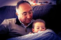 El estrés por cuidar a los nietos puede afectar a la salud de los abuelos