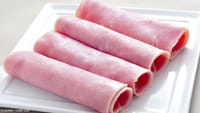 Salchichas y jamón al nivel del tabaco