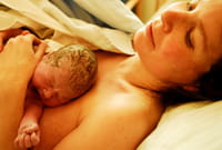Recomiendan el contacto piel con piel entre madre e hijo en las dos primeras horas postparto