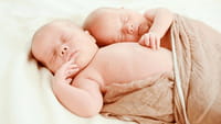 Los hermanos gemelos viven más años
