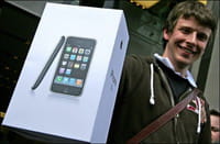 Comprador muestra su iPhone 3G recién comprado Comprador muestra su iPhone 3G recién comprado