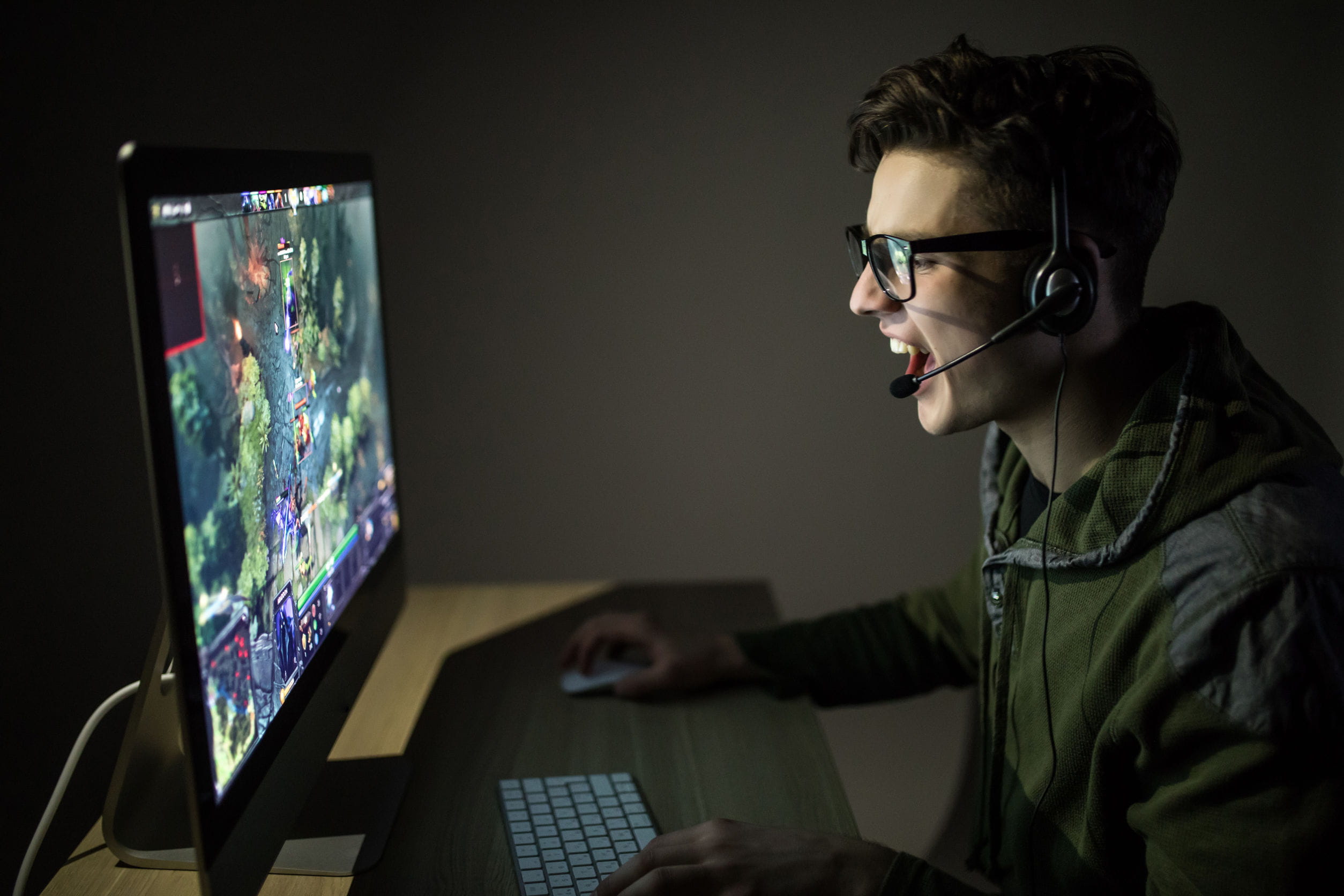 I played computer games. Подросток геймер. I played computer games. Дети играющие в компьютерные игры. Игрок в компьютерные игры.