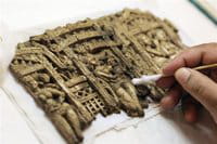 Restauración de un relieve de marfil afgano. Restauración de un relieve de marfil afgano.