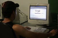 Un usuario de internet navega por internet en un cibercafé en Brasilia Un usuario de internet navega por internet en un cibercafé en Brasilia