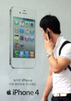Un hombre surcoreano camina junto a un cartel publicitario de iPhone en Seúl, este miércoles Un hombre surcoreano camina junto a un cartel publicitario de iPhone en Seúl, este miércoles