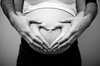 Nace el primer bebé de una madre sin ovarios