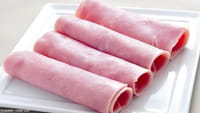 Salchichas y jamón al nivel del tabaco