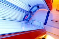 Uno de 7 pacientes de cáncer de piel sigue acudiendo a salas de bronceado tras ser diagnosticado