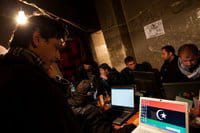 Unos piratas, diseñadores y editores libios crean material sobre el levantamiento para distribuirlo vía internet Unos piratas, diseñadores y editores libios crean material sobre el levantamiento para distribuirlo vía internet
