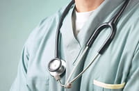 ¿Está obsoleto el estetoscopio, un símbolo de la medicina?
