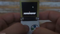Una micro Game Boy tamaño llavero