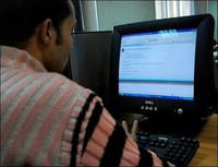 Un hombre intentando conectarse a internet. Un hombre intentando conectarse a internet.