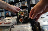 Dos personas buscan CD en una tienda de música de Caen, en Francia Dos personas buscan CD en una tienda de música de Caen, en Francia