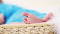 Envolver a un bebé dormido podría ser mortal