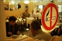 Una señal de prohibido fumar colocada en un restaurante alemán. Una señal de prohibido fumar colocada en un restaurante alemán.