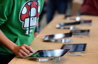 Un cliente mira un iPad en una nueva tienda de Apple en Estrasburgo, el 15 de septiembre Un cliente mira un iPad en una nueva tienda de Apple en Estrasburgo, el 15 de septiembre