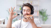 Música a todo volumen hace comer peor