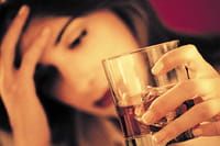 Beber demasiado alcohol en edad mediana aumenta el riesgo de AVC