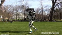 Un robot que corre y salta obstáculos