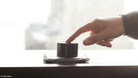 Un altavoz que transcribe y traduce