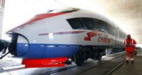 Un hombre al lado de un tren de la empresa RZD. Un hombre al lado de un tren de la empresa RZD.
