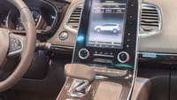 El auto de Tesla aparca solo