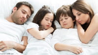 Más riesgos de dormir poco o demasiado