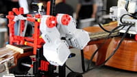 El robot colombiano que toca la guitarra