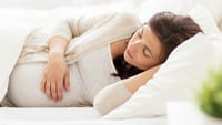 Dormir de lado durante el embarazo