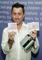 El actor estadounidense Alan Cumming muestra varias fotos realizadas con su Polaroid El actor estadounidense Alan Cumming muestra varias fotos realizadas con su Polaroid
