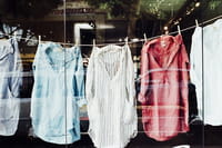 Por qué lavar la ropa nueva antes de usarla