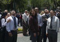 Gente mirando hacia arriba después de salir de los edificios por un terremoto, en Ciudad de México el lunes. Gente mirando hacia arriba después de salir de los edificios por un terremoto, en Ciudad de México el lunes.