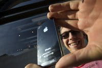 Un cliente de Apple hace una fotografía con su flamante teléfono inteligente IPhone 4S Un cliente de Apple hace una fotografía con su flamante teléfono inteligente IPhone 4S