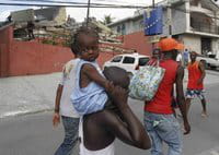 Vairos haitianos caminan por las calles de la capital de Haití, Puerto Príncipe Vairos haitianos caminan por las calles de la capital de Haití, Puerto Príncipe