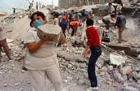 Unos socorristas y voluntarios mexicanos trabajan durante el terremoto de 1985 Unos socorristas y voluntarios mexicanos trabajan durante el terremoto de 1985